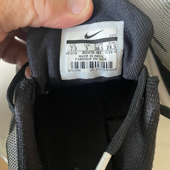 Nike memory foam insole tennis shoes size 7.5 - Picture 4 of 5